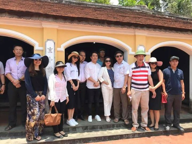 Truong Giang dua Nha Phuong ve que sau su co bi nem chai